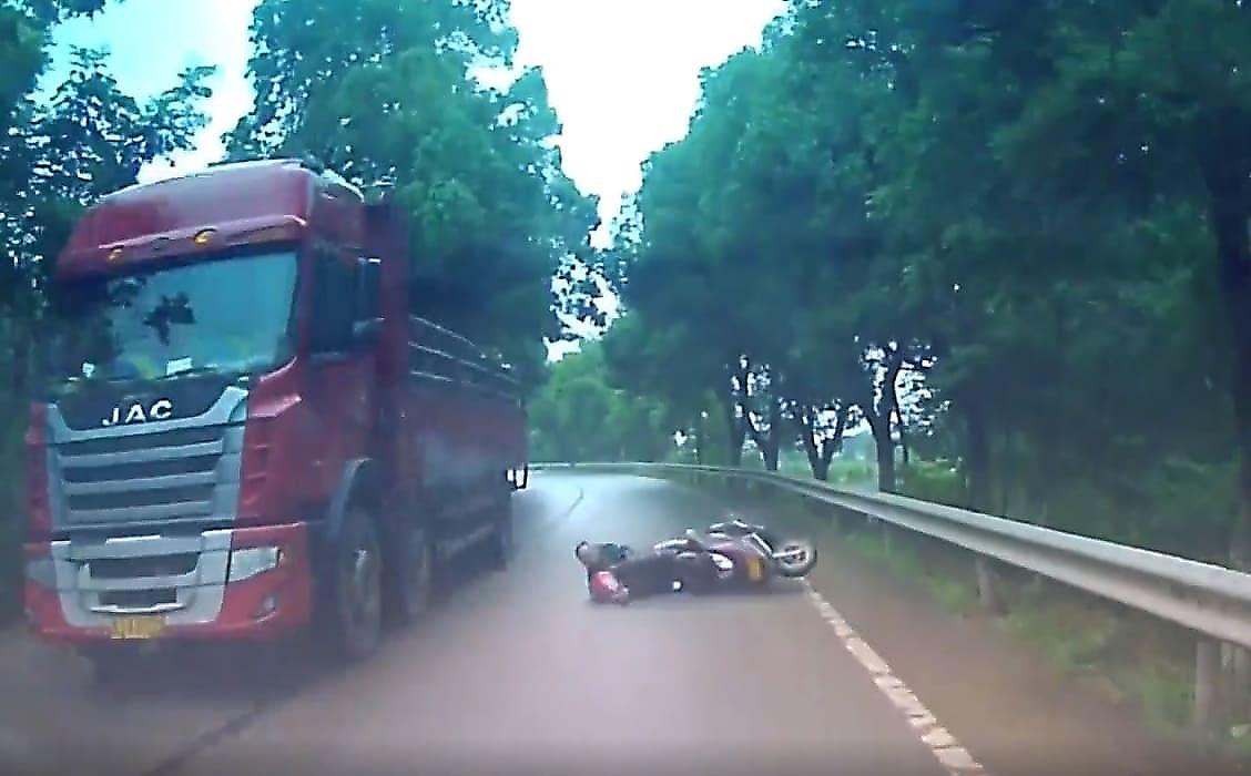 Водитель легковушки вовремя среагировал и чудом не переехал мотоциклистов в Китае