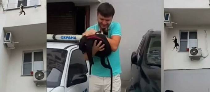 Операция по спасению кота, повисшего на карнизе, попала на видеокамеру в Сочи