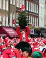 Тысячи разнополых «Санта - Клаусов» вышли на улицы Вуллонгонга, Лондона и Нью - Йорка + зомби вечеринка в Австралии (Видео) 123