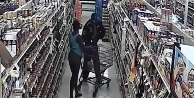 Полицейские города Мобил (штат Алабама) разместили в интернете видеоролик, снятый 19 апреля в продуктовом магазине, с просьбой о помощи в поимке группы грабителей.