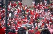 Тысячи разнополых «Санта - Клаусов» вышли на улицы Вуллонгонга, Лондона и Нью - Йорка + зомби вечеринка в Австралии (Видео) 149
