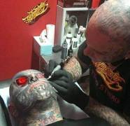 Австралиец потратил 100000$ на татуировки. (Видео) 0