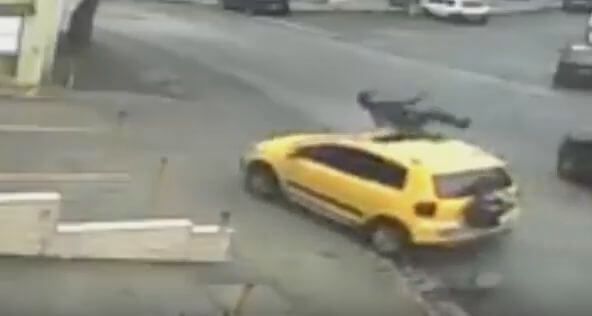 Невероятное ДТП: автовладелец сбил и увёз в неизвестном направлении мотоциклиста в Бразилии (Видео)