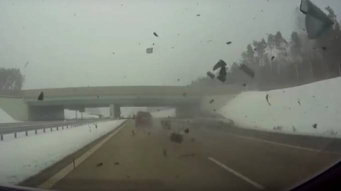 Чудовищная авария попала на видеокамеру на польской автотрассе