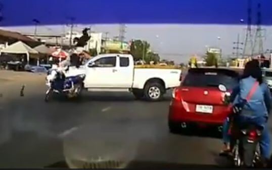 Мотоциклисты неожиданно «катапультировались», врезавшись в автомобиль в Тайланде (Видео)
