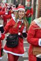 Тысячи разнополых «Санта - Клаусов» вышли на улицы Вуллонгонга, Лондона и Нью - Йорка + зомби вечеринка в Австралии (Видео) 116