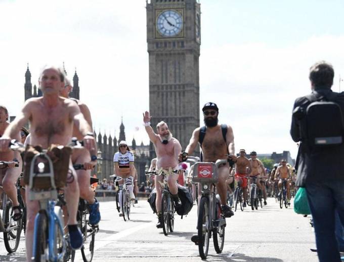 Потеплело... Тысячи велосипедистов, раскрепостившись, приняли участие в голых заездах, в 70 городах мира. (Видео)