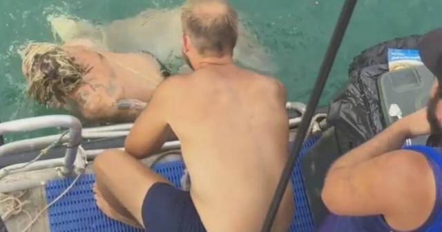 Австралиец чуть не лишился ноги при попытке «заарканить» акулу (Видео)