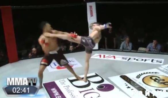 Боец MMA был нокаутирован во время попытки повторить движения Мохаммеда Али. (Видео)