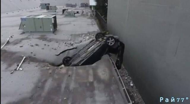 Молодой автовладелец, чьё имя не уточняется, выжил после того, как его автомобиль, протаранив железобетонный барьер, упал с шестого этажа парковки в городе Хьюстоне (штат Техас).