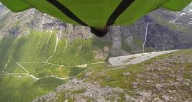 Австралийские экстремалы совершили полёты на вингсьютах в горах Норвегии. (Видео) 3
