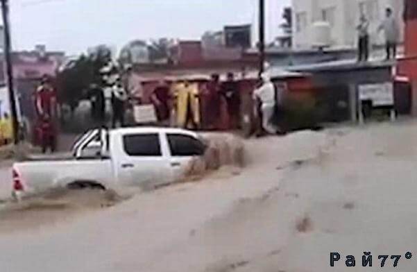 Аргентинский автовладелец в самый последний момент выпрыгнул из автомобиля, после чего его пикап смыло в океан. (Видео)