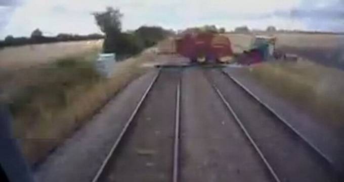 Трактор с прицепом «подрезал» электропоезд в Британии. (Видео)
