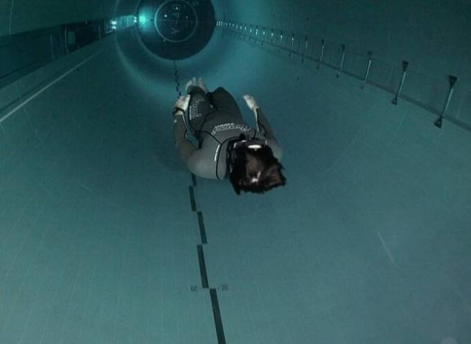 Фридайвер опустился на дно самого глубокого бассейна в мире. (Видео)
