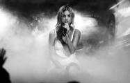 Селена Гомес с разбитым лбом и коленями спела под фонограмму на церемонии вручения премий American Music Awards (Видео) 9