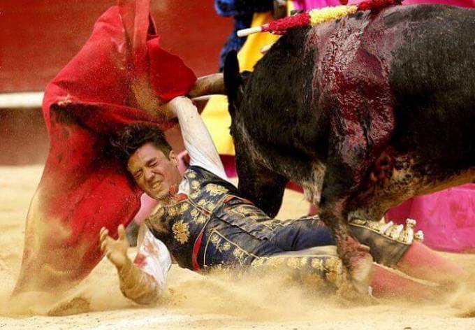 Тореадор пострадал во время тренировочного выхода против быка в Валенсии. (Видео)