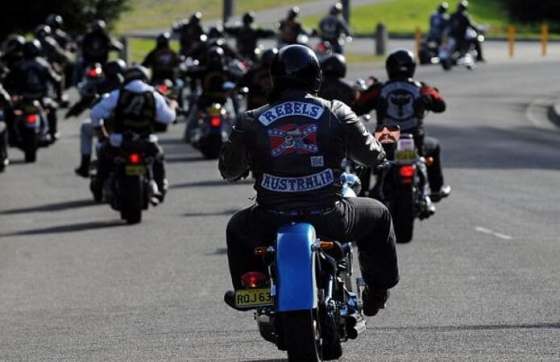 Австралийские байкеры освободили место под парковку мотоциклов, используя вилочный погрузчик