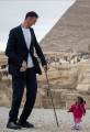 Самый высокий в мире мужчина и самая маленькая женщина приняли участие в совместной фотосессии возле Египетских пирамид. (Видео) 1