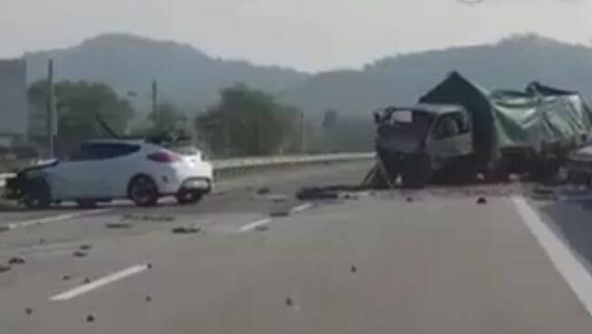 Водитель легковушки крайне неудачно «подрезал» грузовик в Китае (Видео)