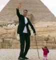 Самый высокий в мире мужчина и самая маленькая женщина приняли участие в совместной фотосессии возле Египетских пирамид. (Видео) 0