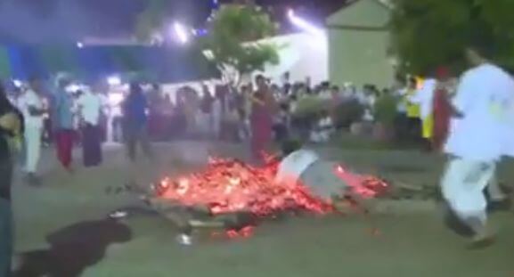 Участник религиозного шоу упал в горящий костёр в Тайланде. (Видео)