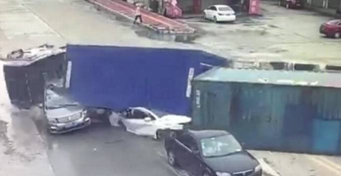 Крушение контейнеровоза на легковые автомобили в Китае, обошлось без жертв. (Видео)