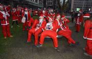 Тысячи разнополых «Санта - Клаусов» вышли на улицы Вуллонгонга, Лондона и Нью - Йорка + зомби вечеринка в Австралии (Видео) 28