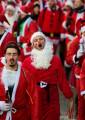 Тысячи разнополых «Санта - Клаусов» вышли на улицы Вуллонгонга, Лондона и Нью - Йорка + зомби вечеринка в Австралии (Видео) 89