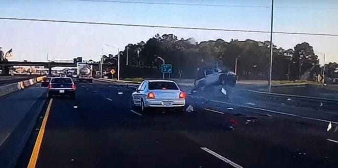 Водитель не пострадал после чудовищной аварии в США. (Видео)