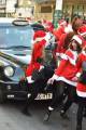 Тысячи разнополых «Санта - Клаусов» вышли на улицы Вуллонгонга, Лондона и Нью - Йорка + зомби вечеринка в Австралии (Видео) 119