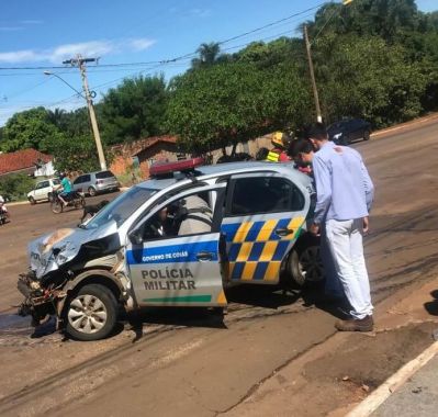 Патрульный автомобиль во время погони за мотоциклистом, не вписавшись в поворот, вылетел под колёса грузовика