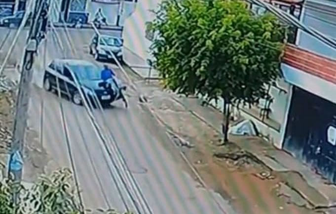 Велосипедист, угодивший под колёса автомобиля, отделался синяками в Бразилии (Видео) Велосипедист, угодивший под колёса автомобиля, отделался синяками в Бразилии (Видео)