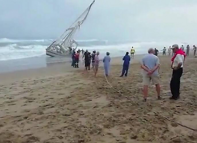 Яхту с телом 69-летнего француза выбросило на побережье в ЮАР