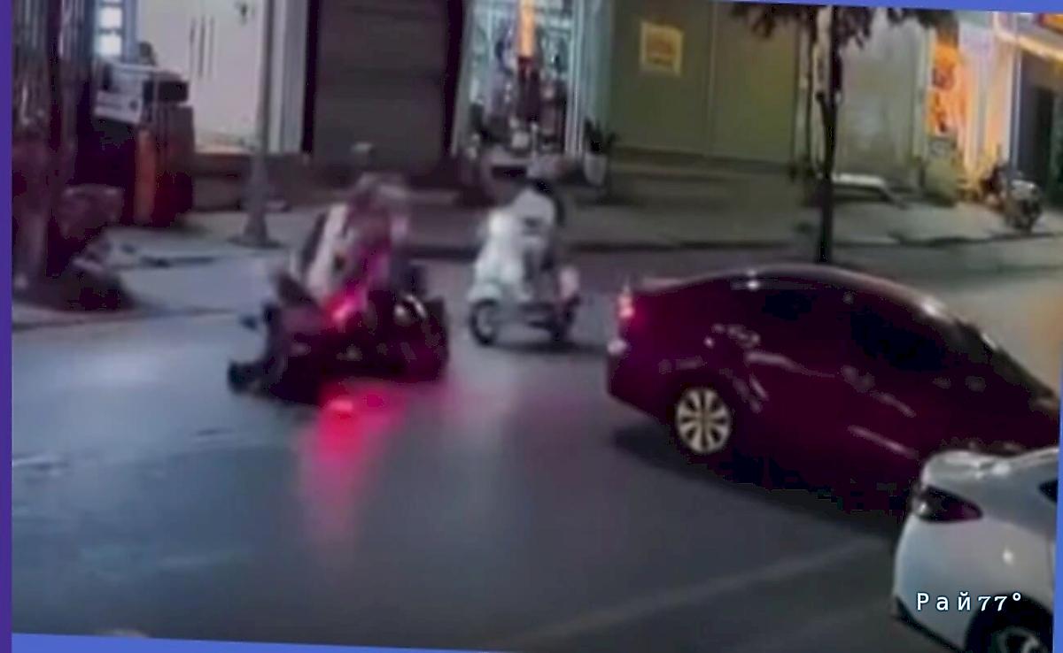 Мотоциклист, объезжая легковушку, преградил путь другому байкеру ▶️