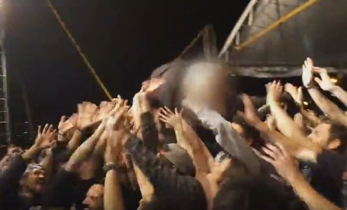 Фанат потерял штаны во время прыжка со сцены в Бразилии (Видео)
