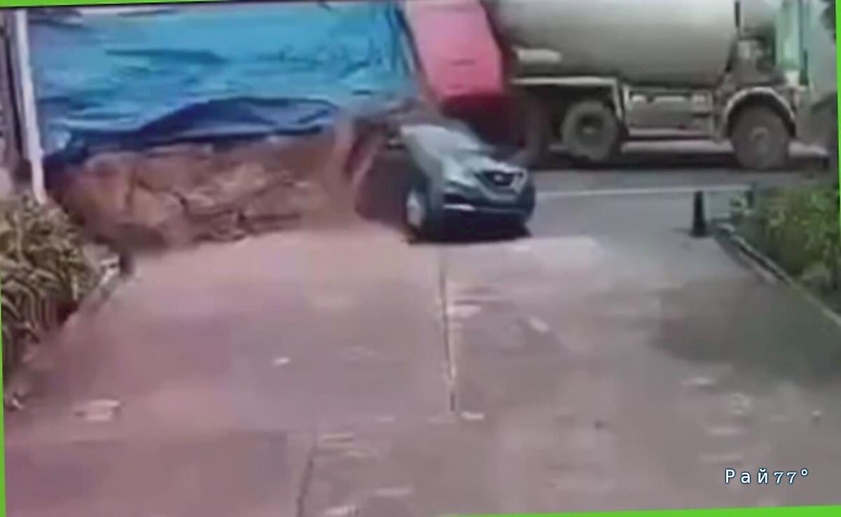 Автомобилист чудом уцелел в расплющенной легковушке ▶️ Автомобилист чудом уцелел в расплющенной легковушке ▶️