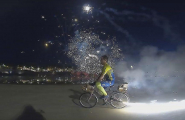 Итальянец устроил праздник, установив на велосипед комплекс фейерверков (Видео)