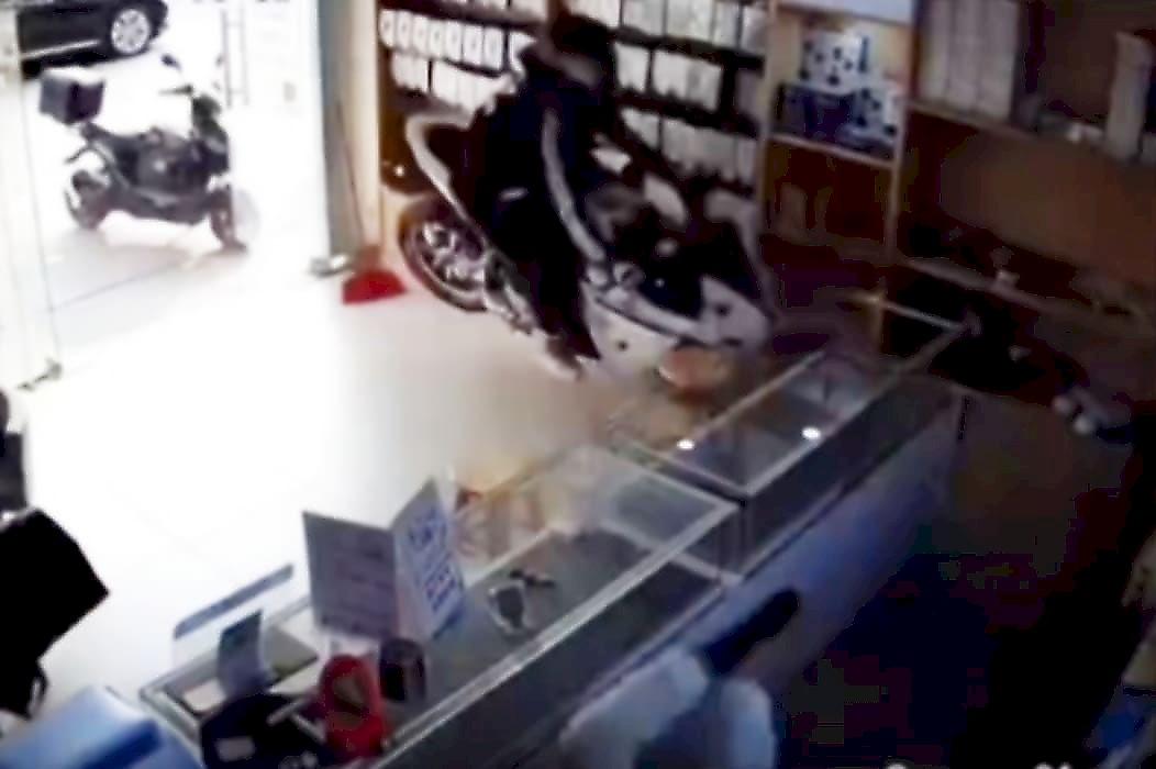 Мотоциклист совершил неожиданный визит в салон связи: видео