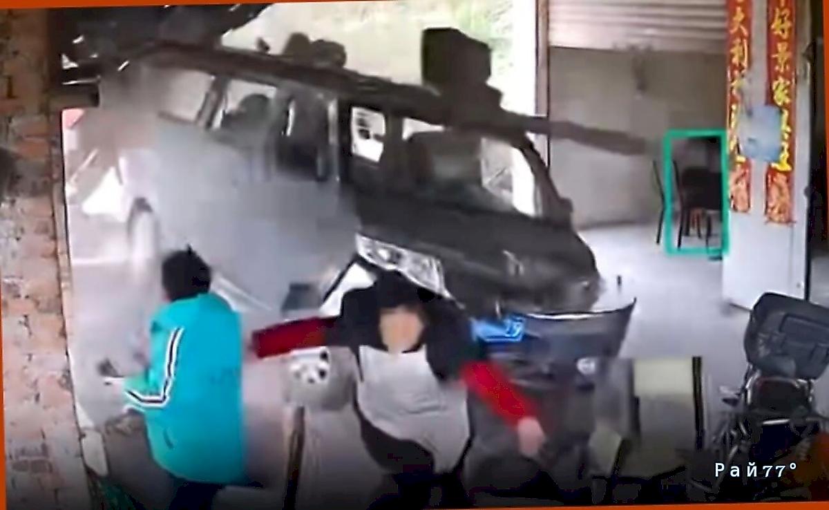 Неуправляемый фургон нарушил покой сельских жителей ▶️