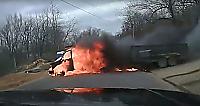 Охваченный пламенем грузовик чуть не врезался в полицейскую машину в США