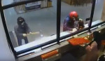 Работницы ювелирного магазина не стали дожидаться, когда грабители разобьют витрину кувалдой (Видео)