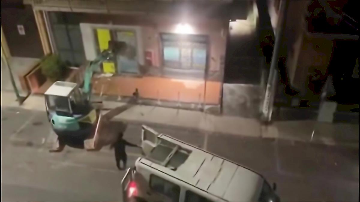 Шайка грабителей на мини-экскаваторе демонтировала банкомат в Италии
