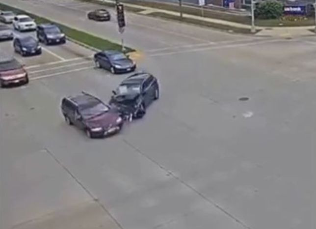 Три подростка, протаранив автомобиль на угнанной легковушке, скрылись с места ДТП (Видео)