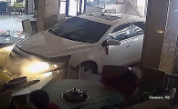 Неопытный водитель внедорожника прервал трапезу посетителей китайского ресторана