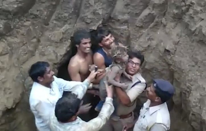 Ребёнок, застрявший в узкой скважине, на 5-метровой глубине, был спасён в Индии (Видео)