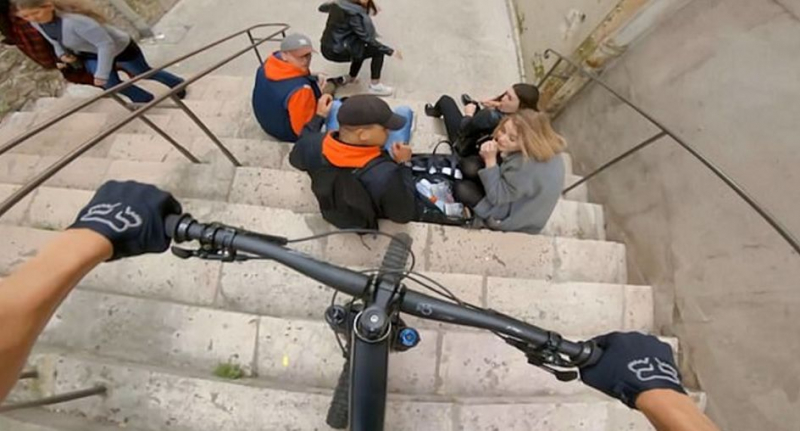 Велоэкстремал чуть не задавил сидящих на лестнице студентов ▶