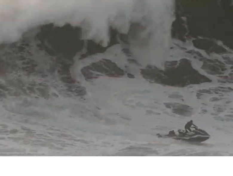 Гигантская волна накрыла сёрфера и спасателя на водном мотоцикле в Португалии ▶