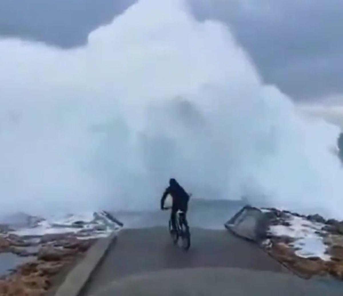 Массивная волна выбила велосипед из-под экстремала в Испании