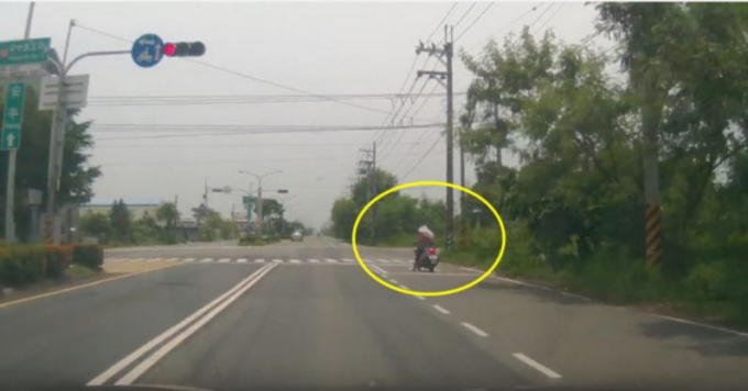 Момент «пересадки» пожилой мотоциклистки на землю, не попал на видео в Китае