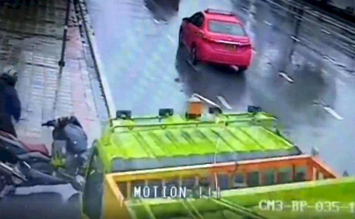 Мотоциклист сбежал из-под колёс мусоровоза и попал на видео